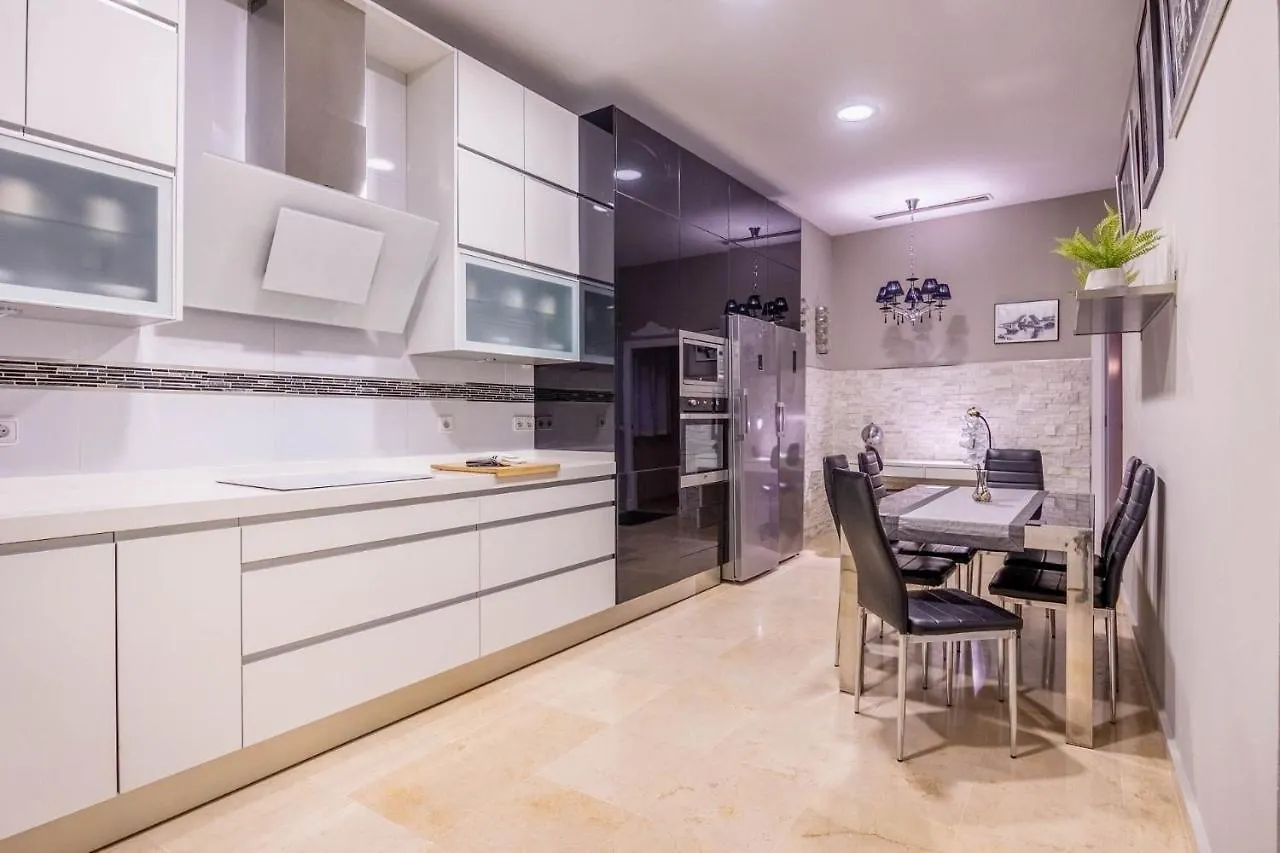 Luxe Town Hall Seville Apartment